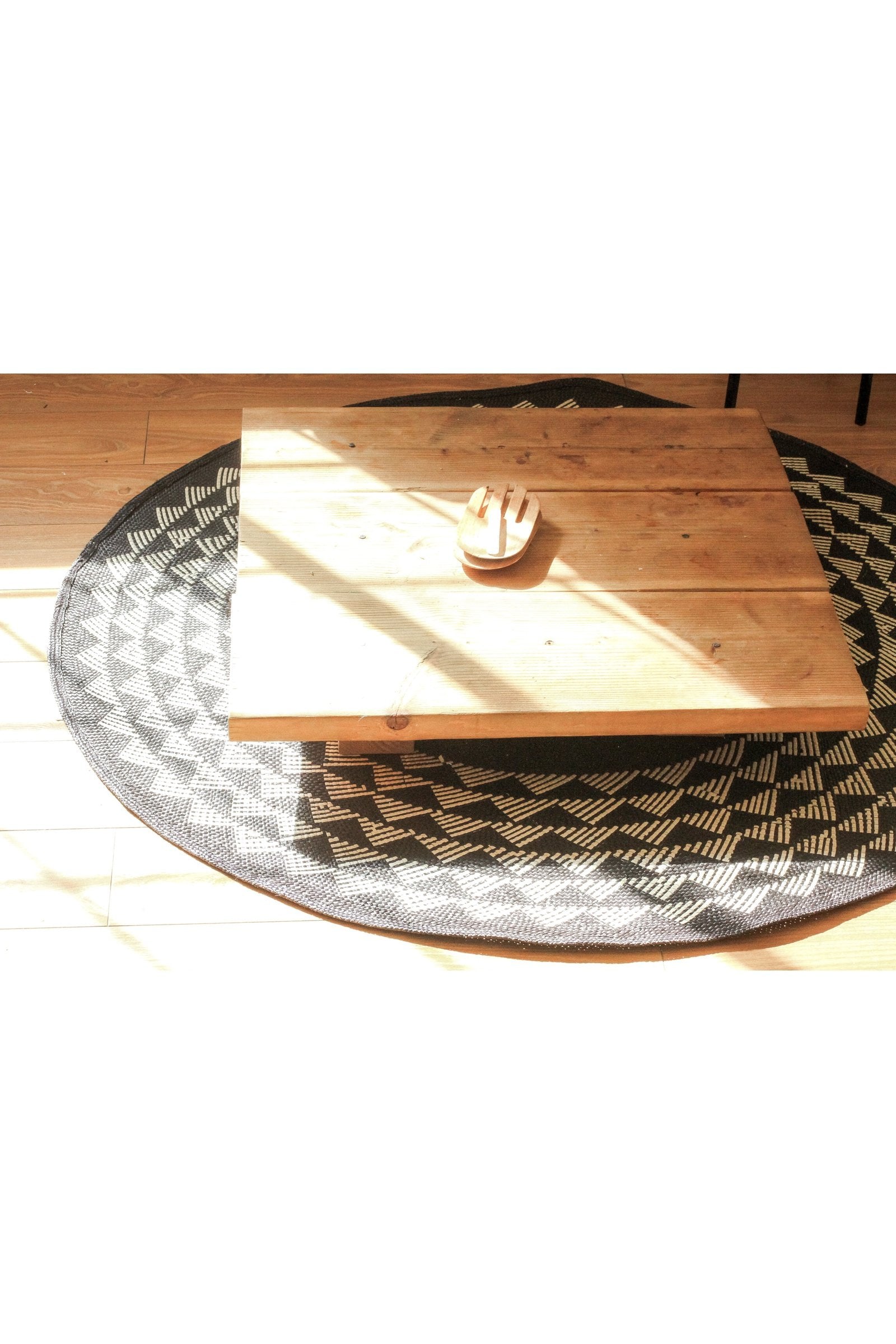 White Triangle Mat | 4' Round | Black Base