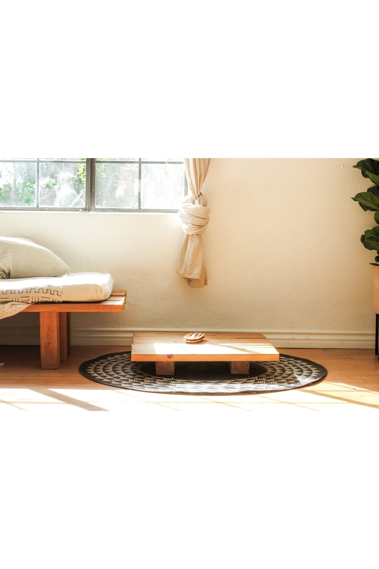 White Triangle Mat | 4' Round | Natural Base