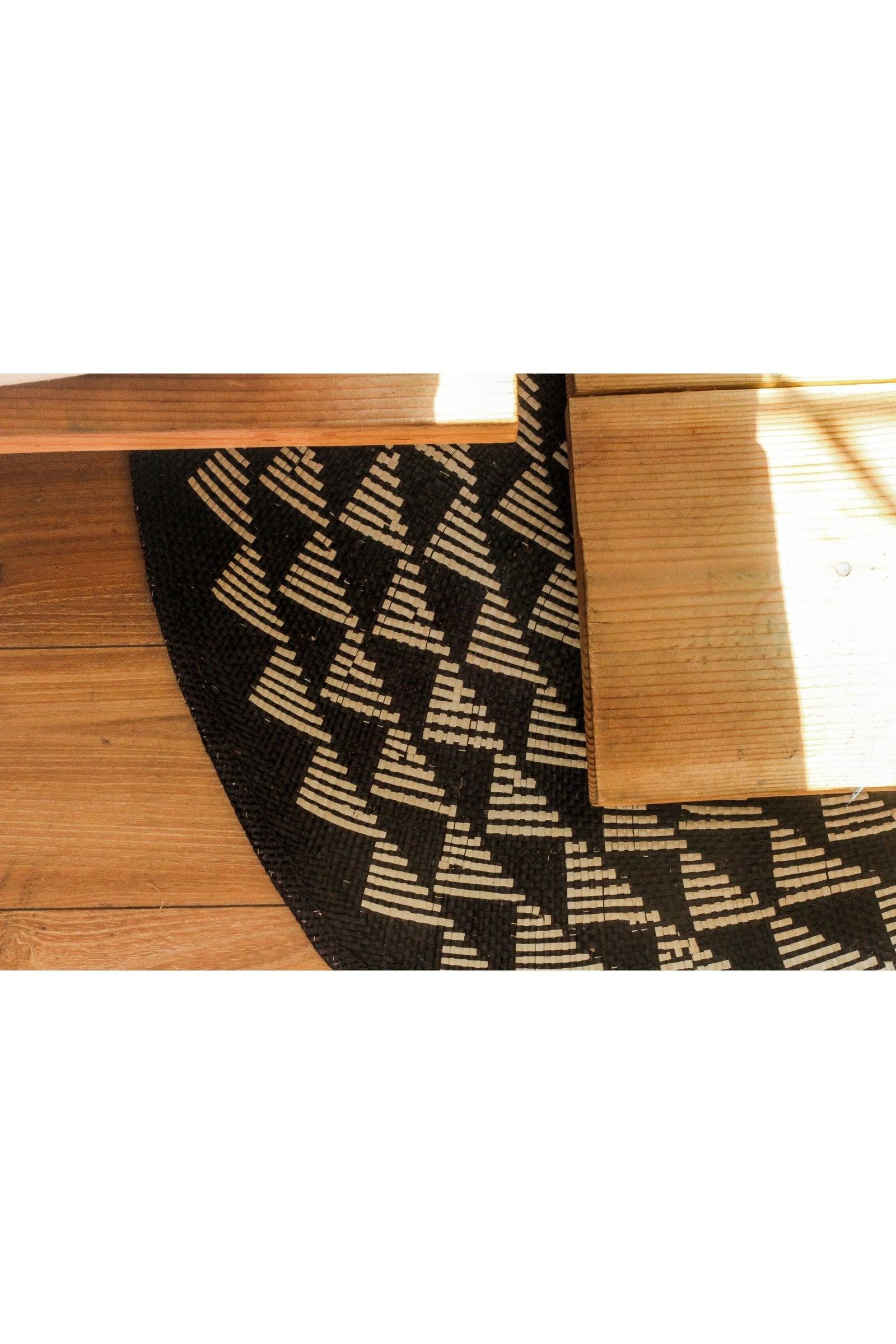 White Triangle Mat | 4' Round | Black Base