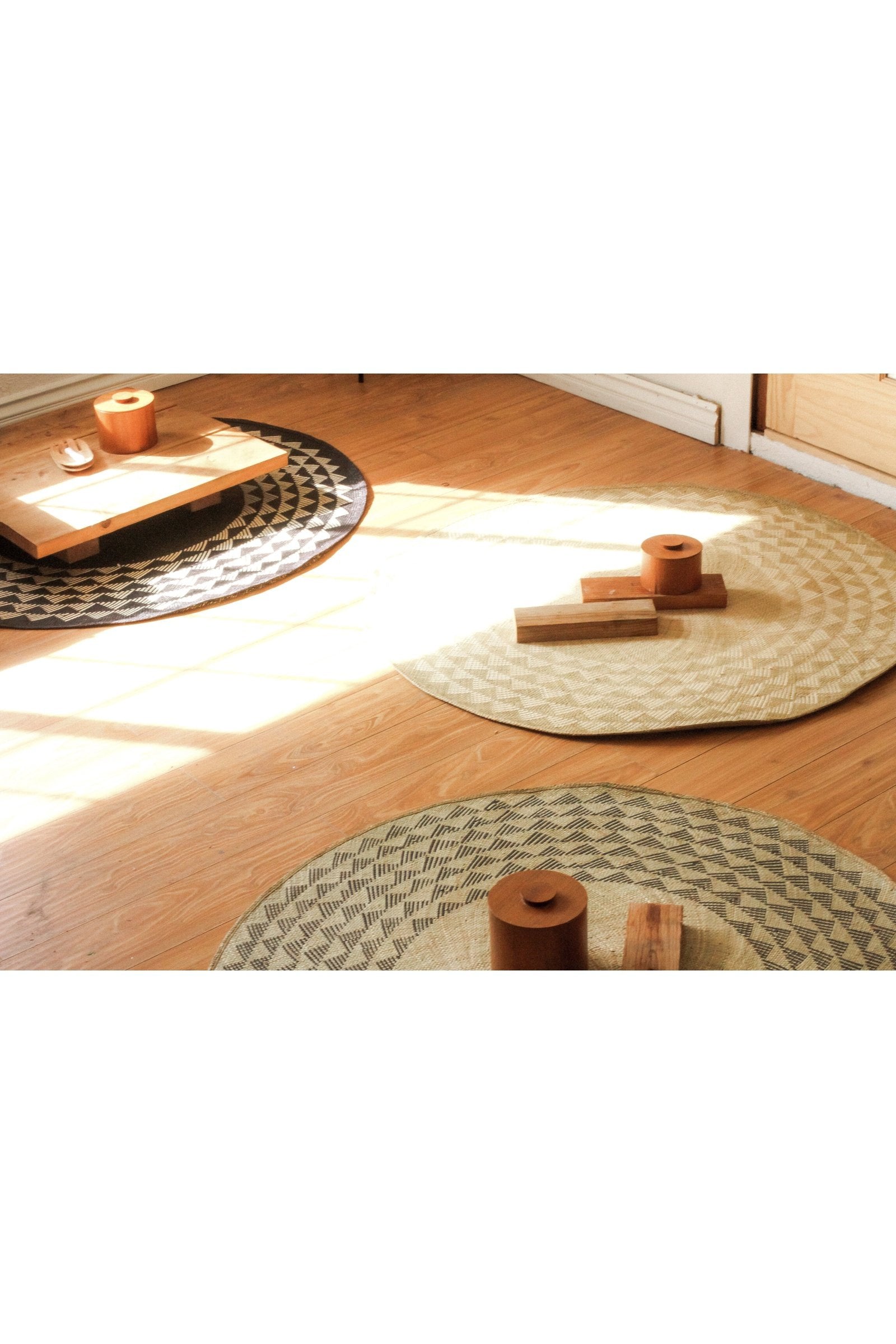 White Triangle Mat | 4' Round | Black Base