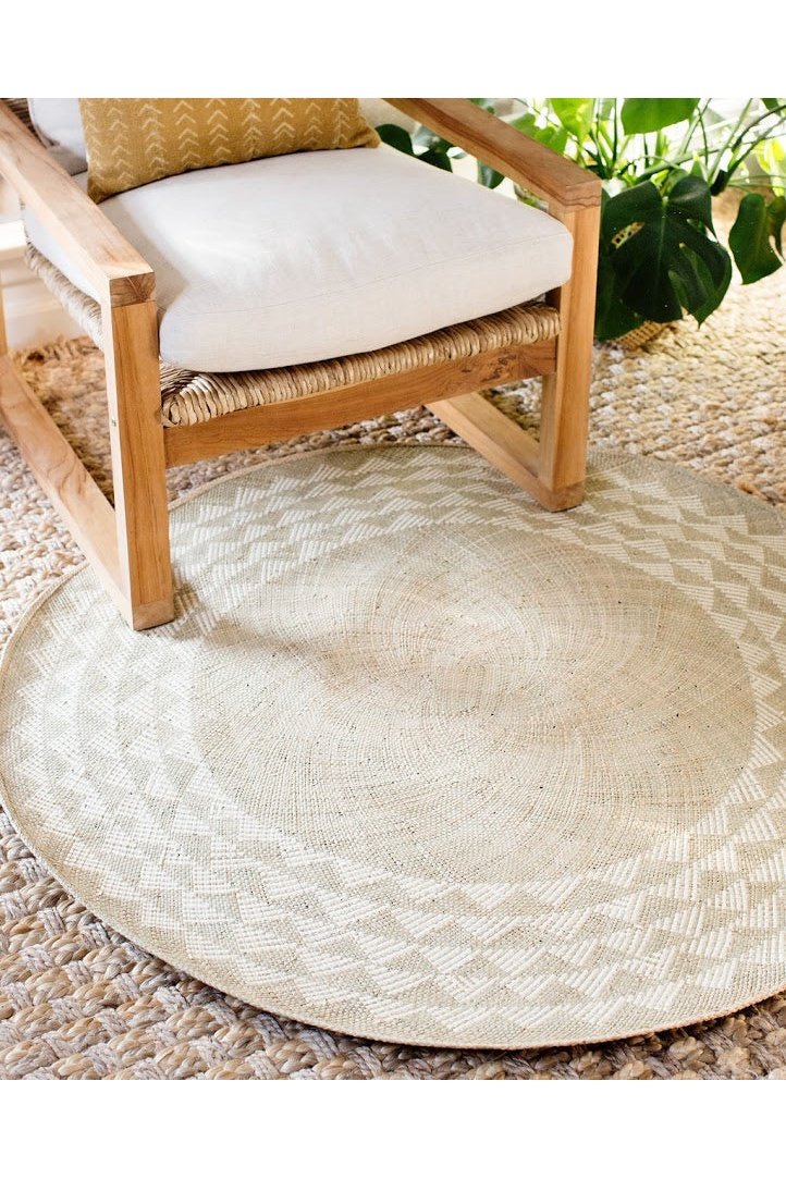 White Triangle Mat | 4' Round | Natural Base