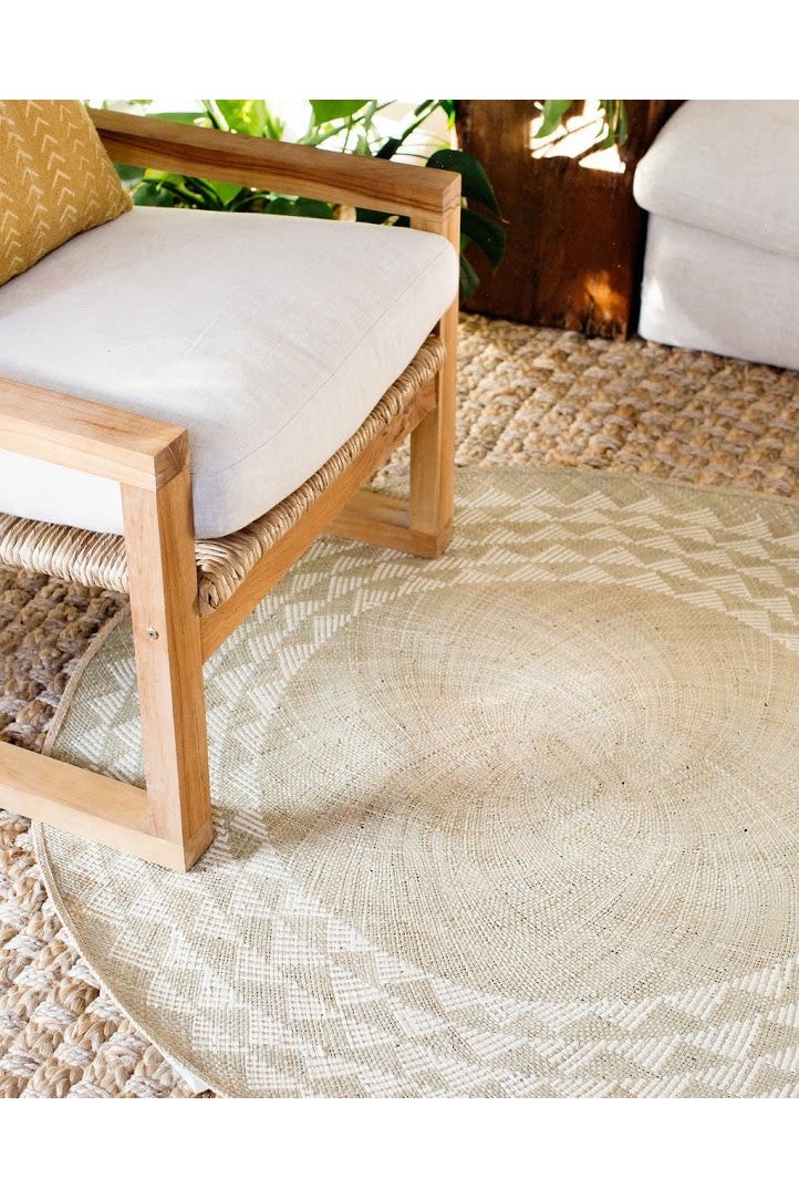 White Triangle Mat | 4' Round | Natural Base