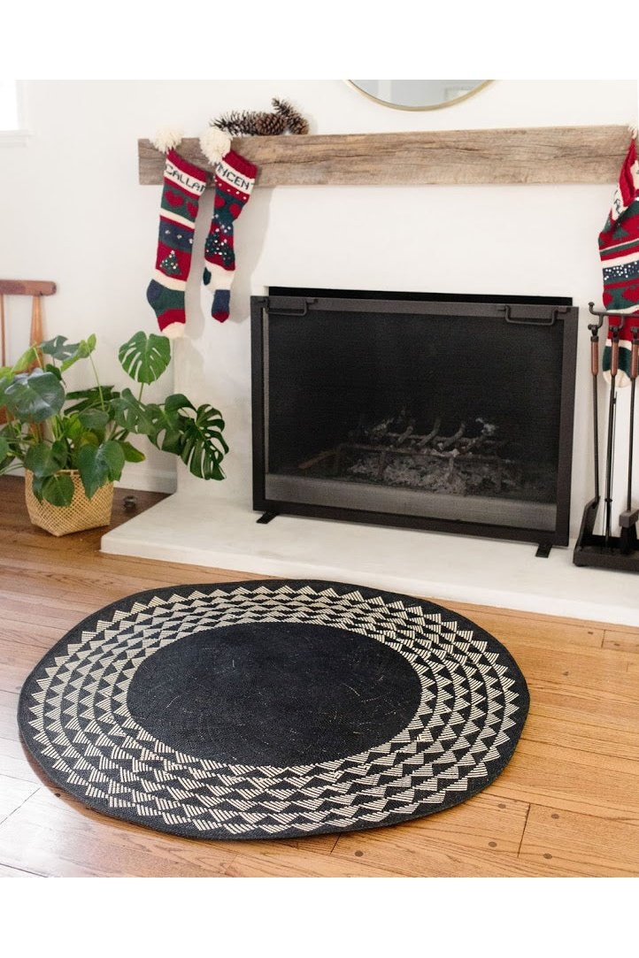 White Triangle Mat | 4' Round | Black Base