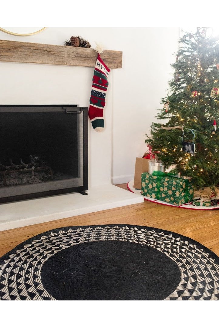 White Triangle Mat | 4' Round | Black Base