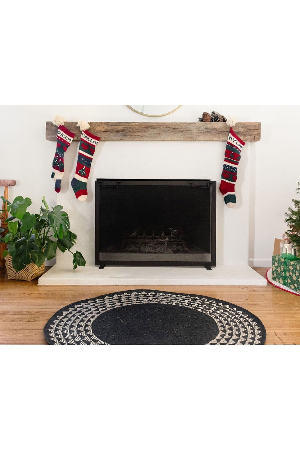 White Triangle Mat | 4' Round | Black Base