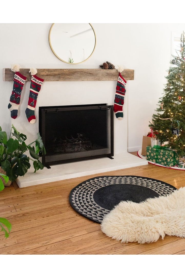 White Triangle Mat | 4' Round | Black Base