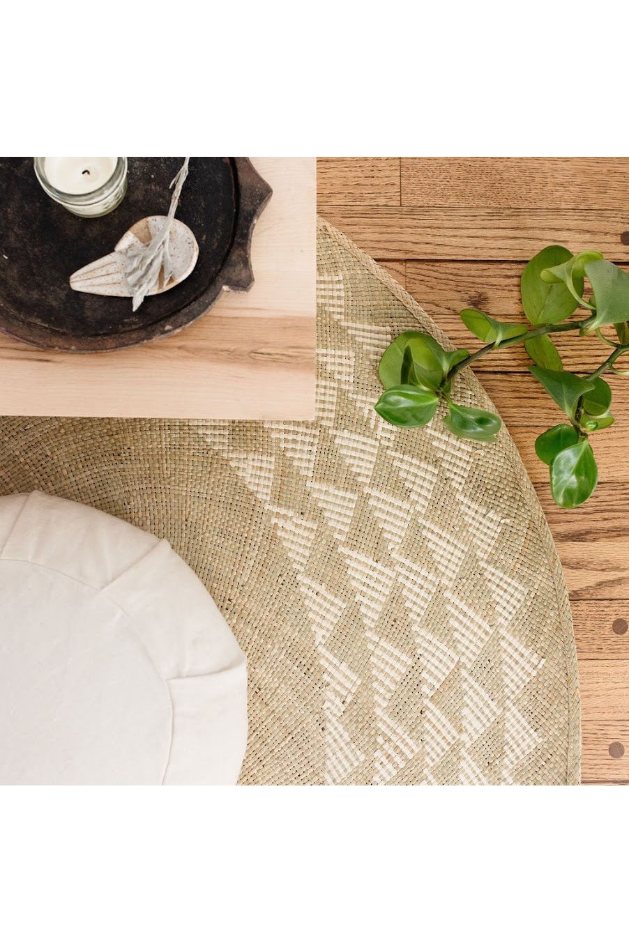 White Triangle Mat | 4' Round | Natural Base