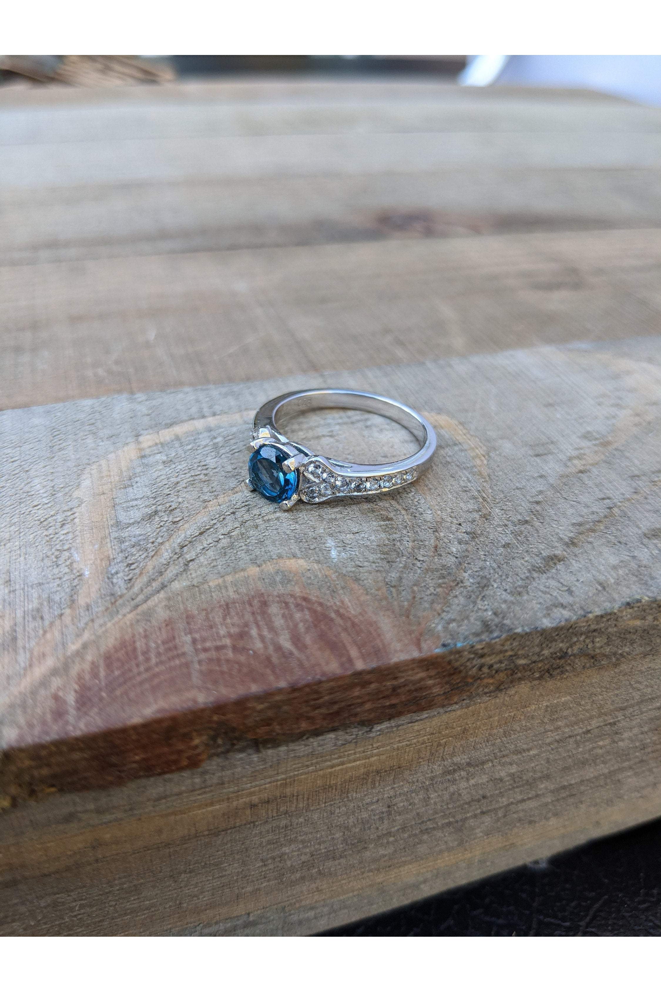 Solitair Dainty Ring, London Blue Topaz, CZ