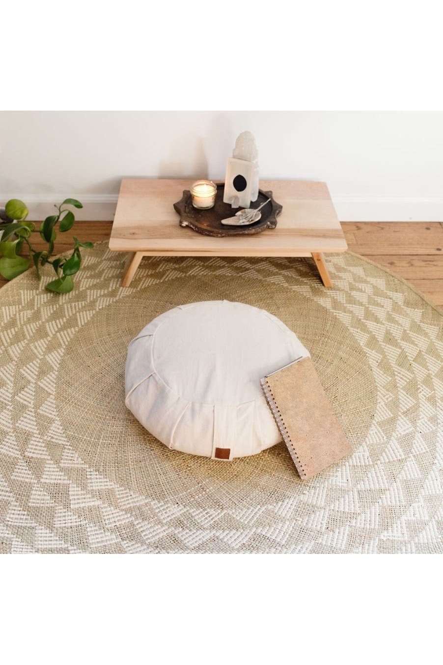 White Triangle Mat | 4' Round | Natural Base